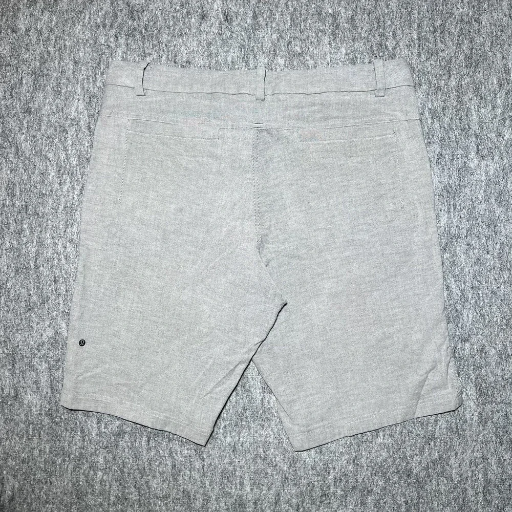 Lululemon Commission Shorts Men 38 x 11 Light Gray Chino Casual Summer Logo